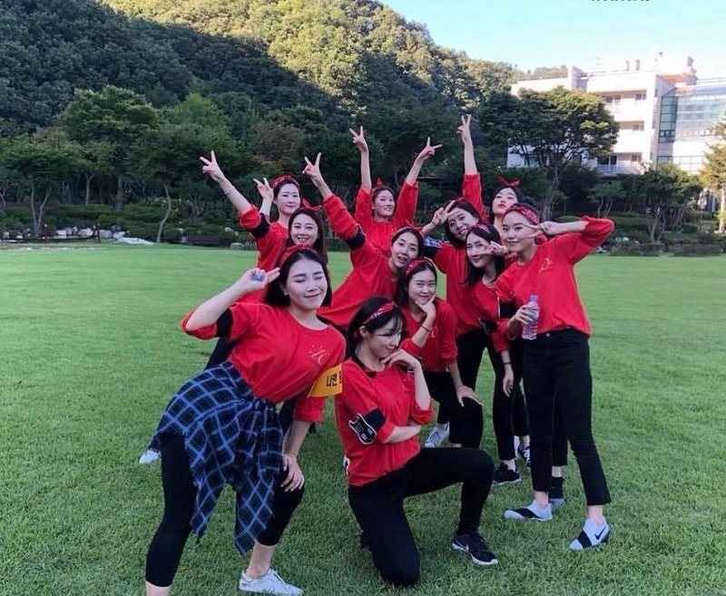 Khăn team. Trào lưu được giới trẻ hưởng ứng 2 Khăn team. Trào lưu được giới trẻ hưởng ứng 1