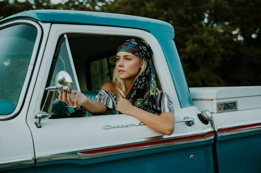 Biến tấu đầy ngẫu hứng với khăn Bandana 5 Biến tấu đầy ngẫu hứng với khăn Bandana 4