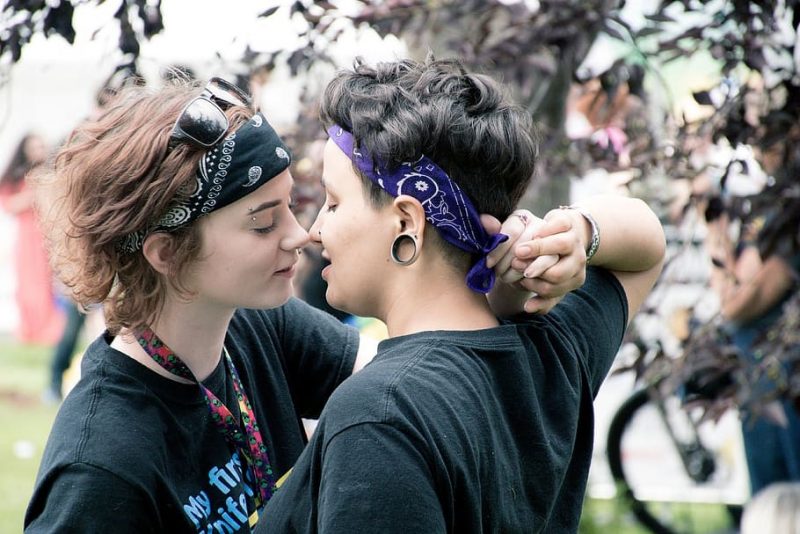 CÁC KIỂU KHĂN BANDANA CHO CẶP ĐÔI Ý NGHĨA 8 CÁC KIỂU KHĂN BANDANA CHO CẶP ĐÔI Ý NGHĨA 7
